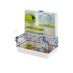 La jaula para hámster Ferplast Olimpia ofrece un entorno multi-nivel con túneles y accesorios incluidos. Modular, personalizable y diseñada en Italia para una vida activa y feliz.