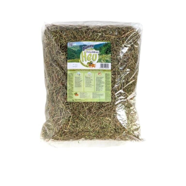 Bunny Heno Fresco Jardín Felicidad 2KG es ideal para roedores y conejos. Rico en fibra natural, promueve la salud digestiva, el desgaste dental y el bienestar general de tus mascotas.