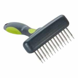 Rastrillo flexible Kruuse Buster de 13 púas cortas para perros y gatos pequeños. Elimina pelo muerto del subpelo con facilidad. Cómodo, seguro y resistente.