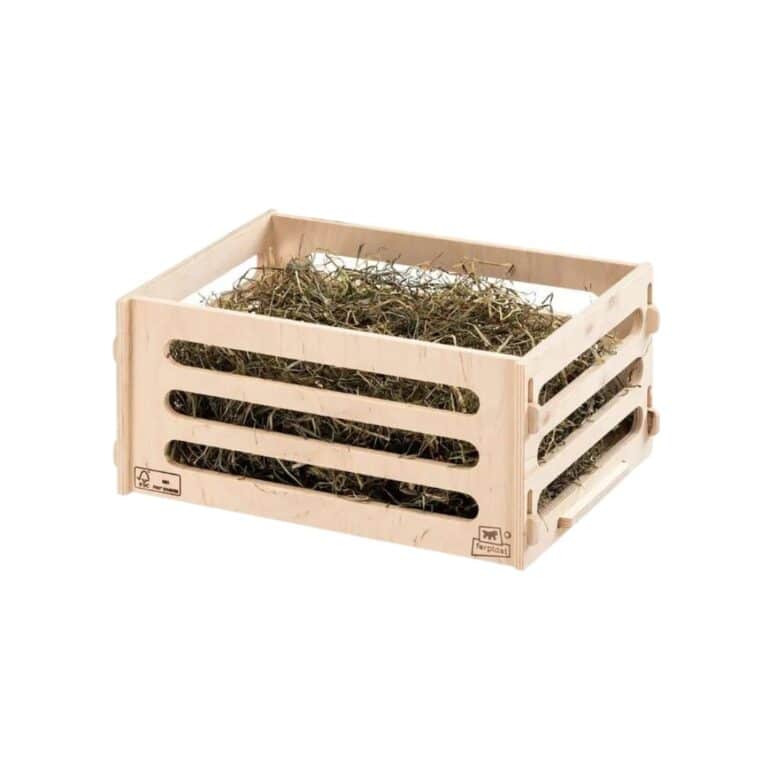 El Comedero de Heno 3 es una opción ecológica y funcional para alimentar conejos y cobayas. Fabricado en madera FSC™, mantiene el heno limpio, seco y siempre disponible.