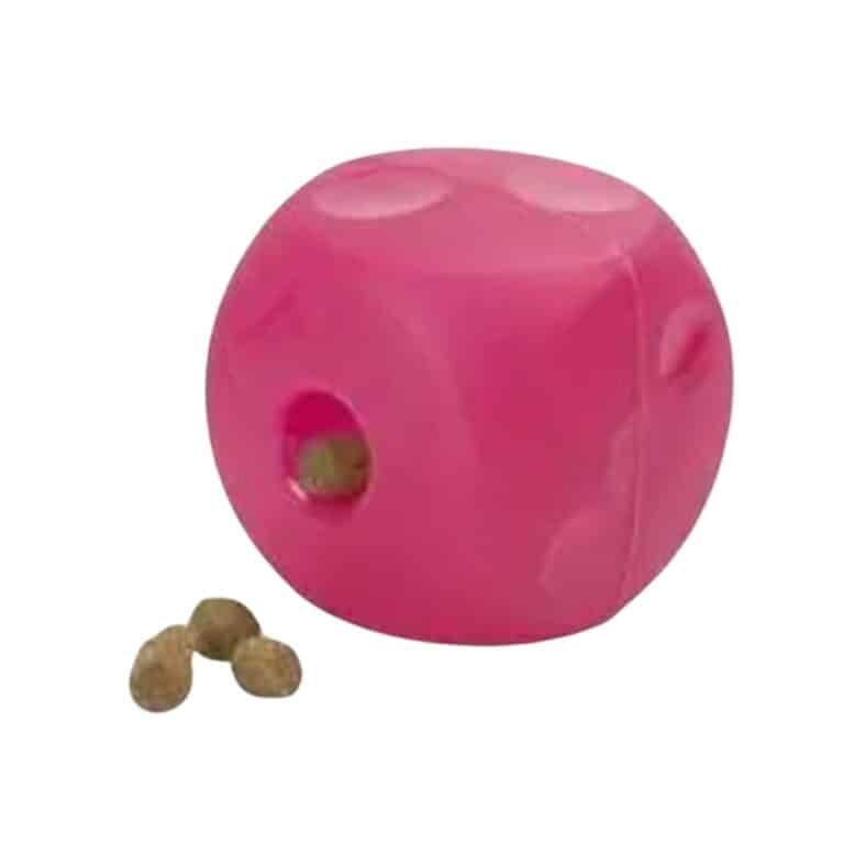 El Buster Mini Cube rosa cereza de Kruuse es un juguete dispensador de comida o premios para perros pequeños. Tamaño 9 cm, estimula la mente y promueve una alimentación más lenta. ¡Ideal para perros inteligentes y activos!