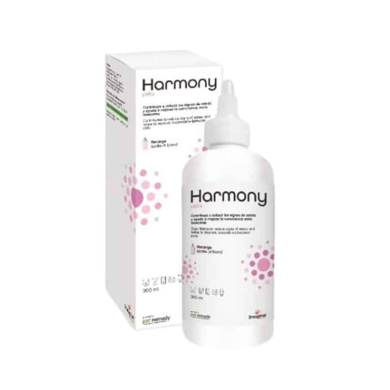 Recarga de 300 ml para el atomizador Harmony Pets. Fórmula multiespecie con aceites esenciales naturales como valeriana y vetiver. Reduce el estrés en mascotas hasta por 60 días. Ideal para hogares, clínicas y espacios sin enchufe.