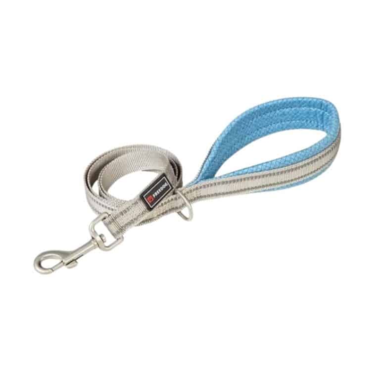 Correa Freedog Shiva Azul Cielo con asa acolchada de neopreno, nylon resistente y líneas reflectantes para paseos cómodos y seguros. Incluye hebilla para dispensador de bolsas.