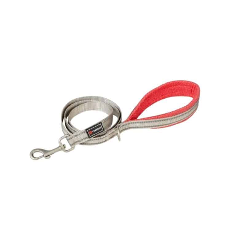 Pasea con estilo y seguridad usando la correa Freedog Shiva Rojo de 15 mm y 120 cm, diseñada para ofrecer durabilidad y comodidad en cada paseo.