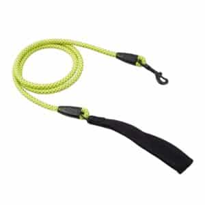 Compra la correa Hurtta Dazzle Rope Leash en amarillo, perfecta para paseos seguros y cómodos con perros medianos y grandes gracias a su resistencia y alta visibilidad.