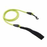 Compra la correa Hurtta Dazzle Rope Leash en amarillo, perfecta para paseos seguros y cómodos con perros medianos y grandes gracias a su resistencia y alta visibilidad.