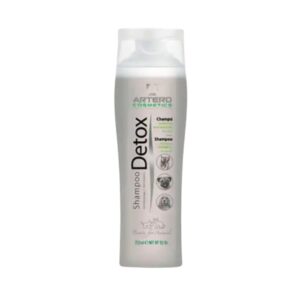 Champú detox para perros y gatos con carbón activo. Limpia, hidrata y protege el pelaje contra toxinas y contaminación. Ideal para todo tipo de razas. Presentación de 250 ml.