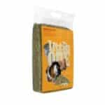 Heno de montaña con manzanilla natural para conejos y roedores. Favorece la digestión, reduce gases y tiene propiedades antiinflamatorias suaves. Presentación de 400g.