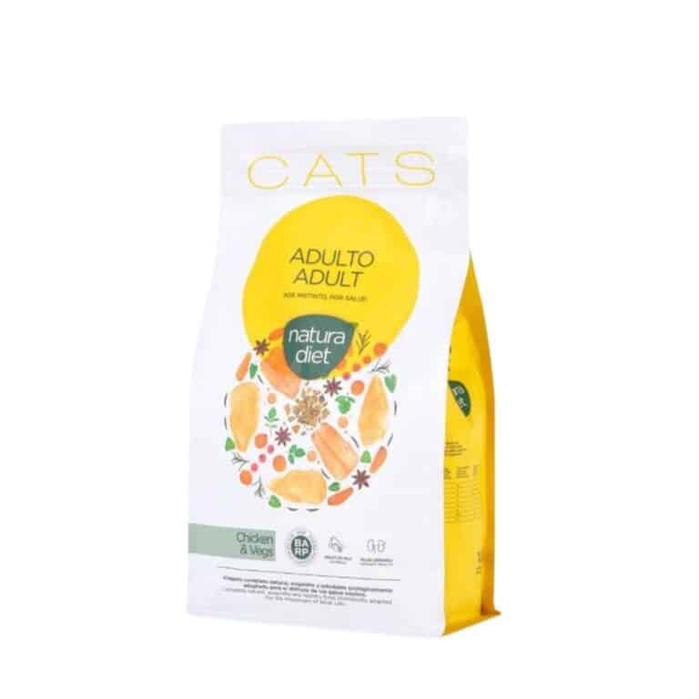 Descubre Natura Diet Cat Adult Chicken 1,5 Kg, alimento natural para gatos adultos que apoya su digestión, sistema urinario y bienestar emocional. Con pollo cocido, vegetales y omega 3.