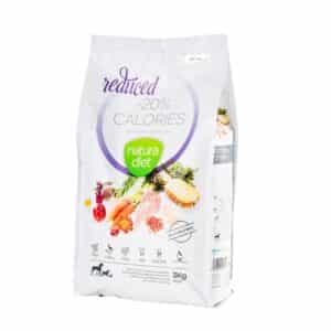 Nature Diet Reduced 3 kg es un alimento natural bajo en calorías para perros adultos con sobrepeso. Ayuda a controlar el peso, mejora la digestión y protege las articulaciones.